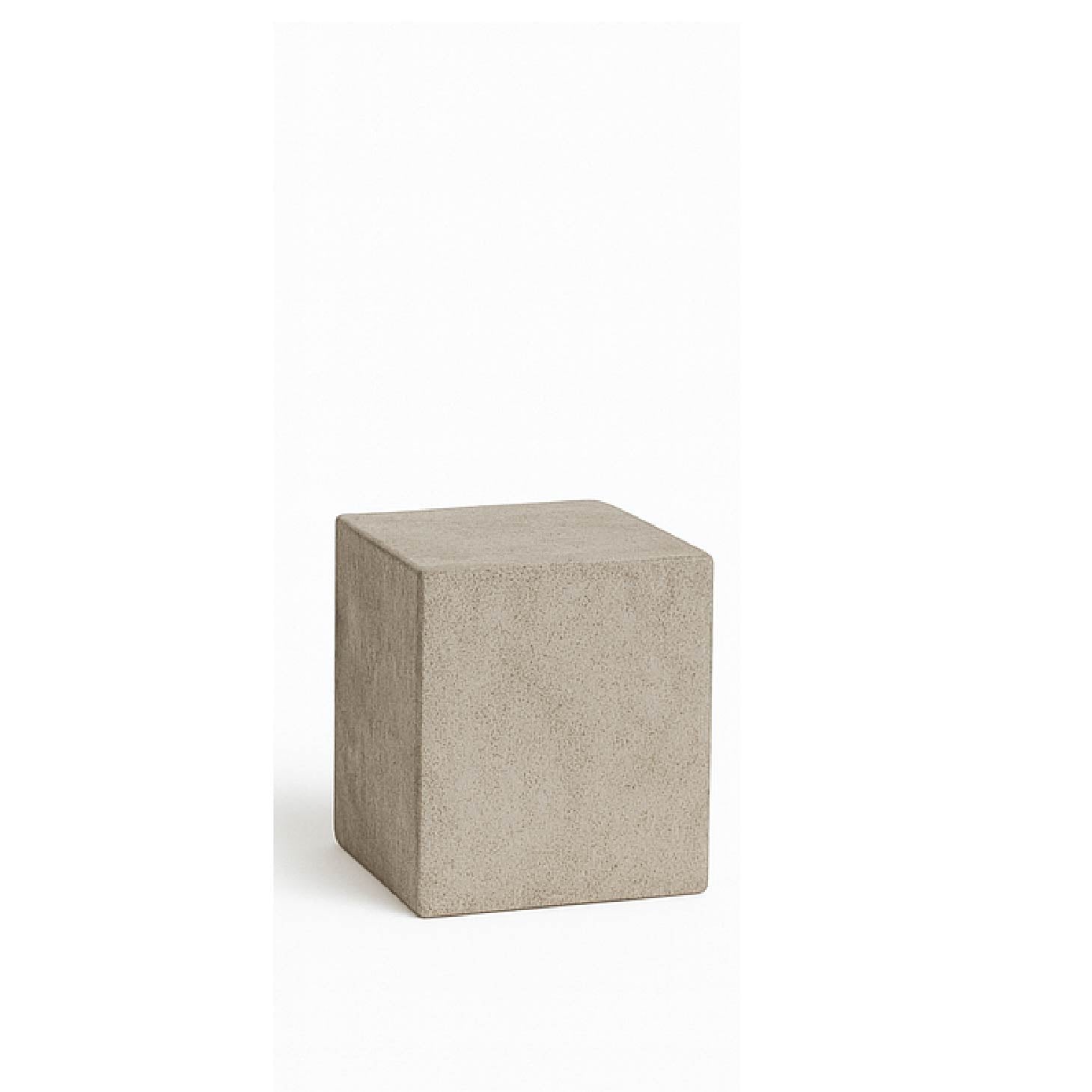 モールテックス仕上げの小型スクエア台座|マットな質感が特徴の展示用ペデスタル