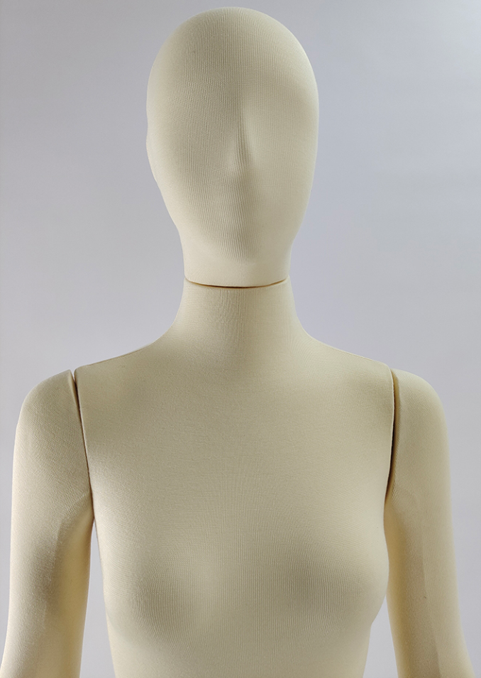 布張りマネキン上半身クローズアップ|ナチュラルベージュカラー・滑らかな表面仕上げ