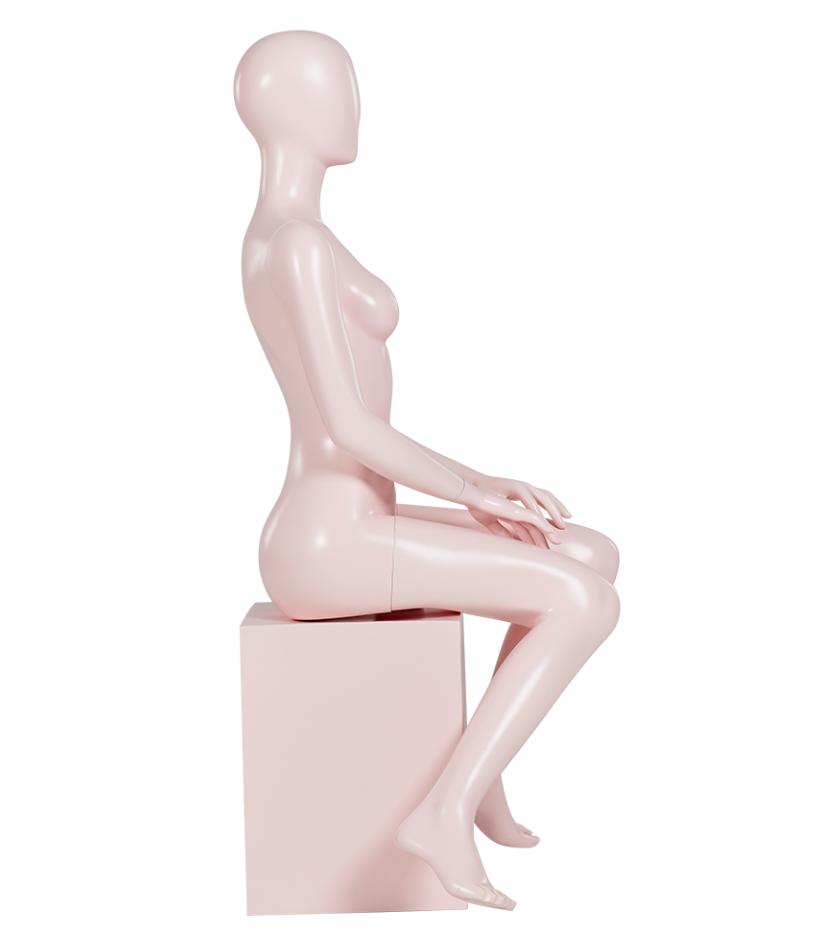 女性マネキンの右斜め後ろビュー|ピンクベージュカラー・座りポーズ