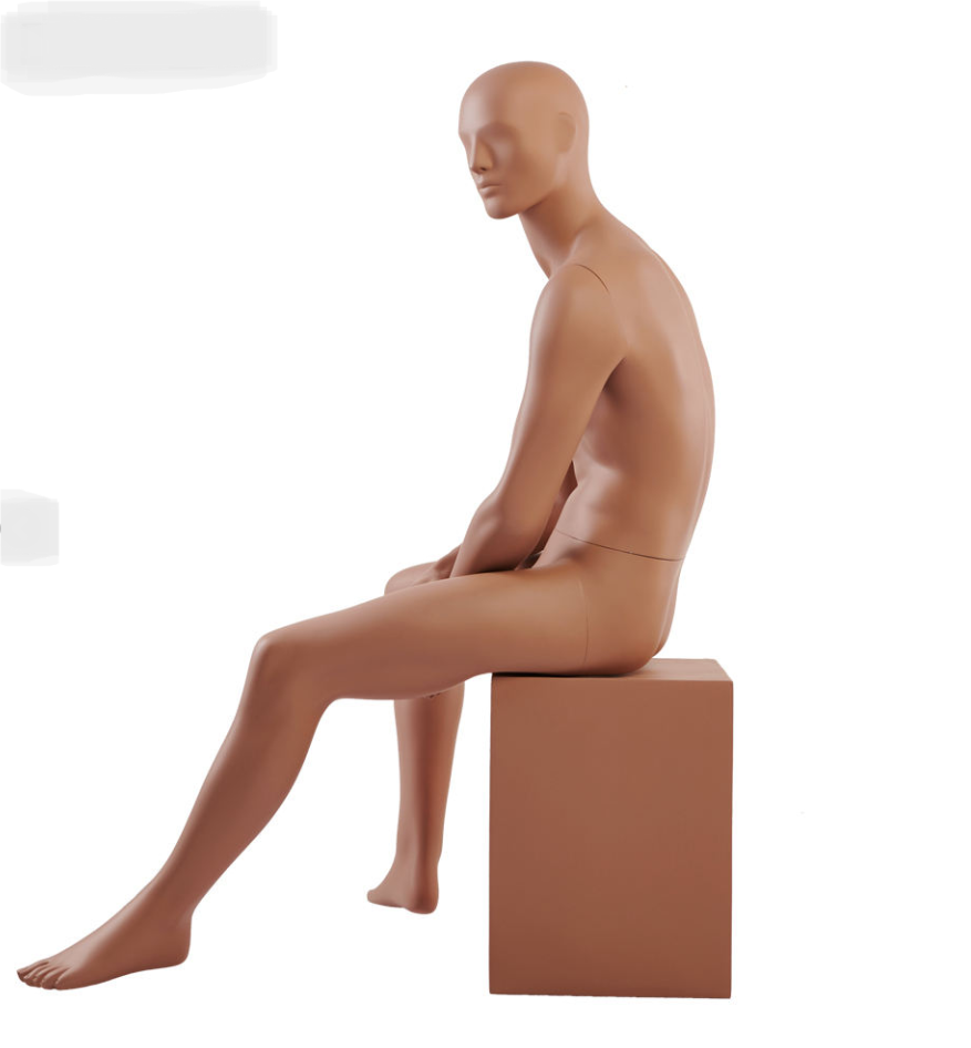 男性マネキンの左斜め後ろビュー|ナチュラルスキンカラー・座り展示モデル