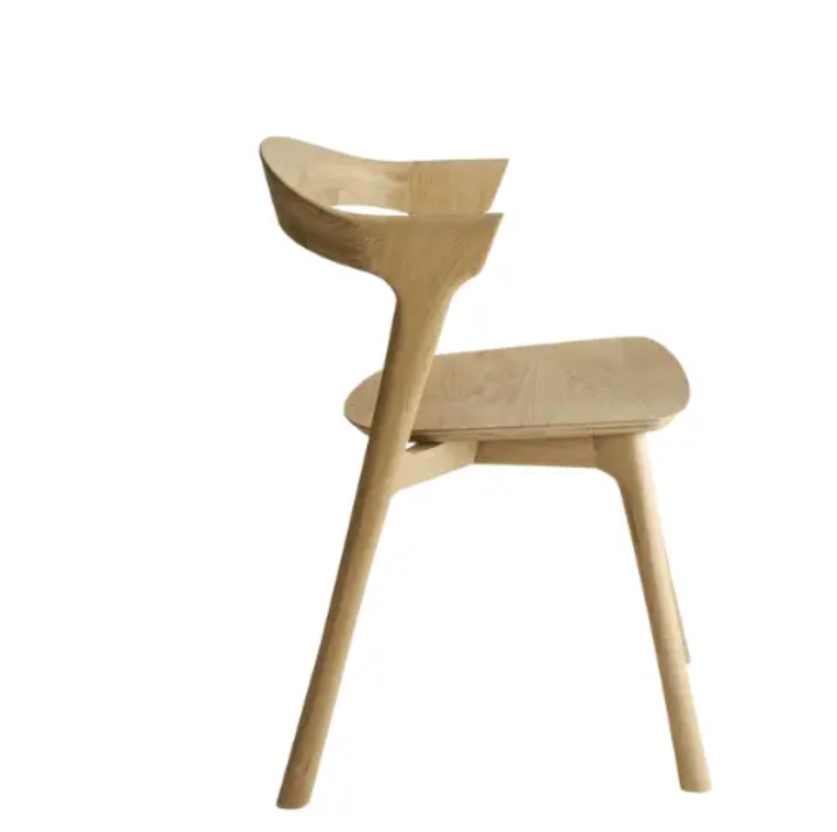ナチュラルウッドのモダンチェア | エルゴノミックなデザイン