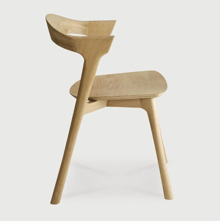 ナチュラルウッドのモダンチェア | エルゴノミックなデザイン