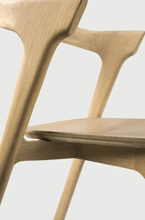 ナチュラルウッドのモダンチェア | エルゴノミックなデザイン