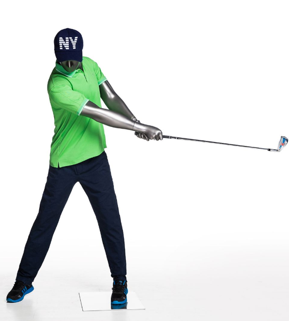 ゴルフスイング中インパクト姿勢の男性マネキン|グリーンポロシャツとネイビーパンツ着用