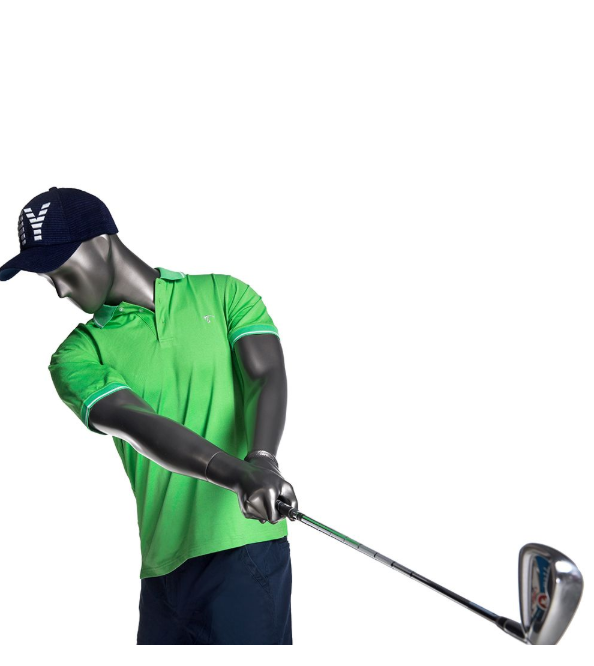 インパクトポーズの男性ゴルフマネキン上半身クローズアップ|クラブを振る動作再現