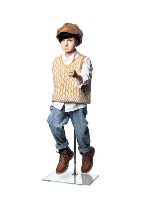 ベージュベストとジーンズを着た男の子マネキン斜め前ビュー|カジュアルスタイル展示