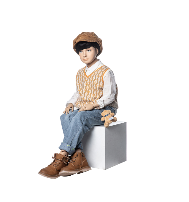 帽子とベストを着た男の子マネキン座りポーズ|ブラウンブーツとジーンズ着用・展示例