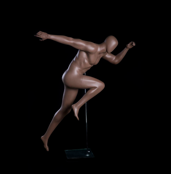 疾走ポーズの男性スポーツマネキン全身ビュー|ダークブロンズカラー・黒背景ディスプレイ