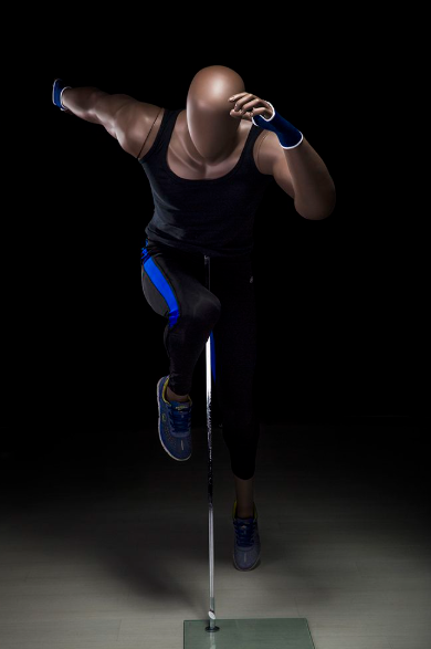 ブラックのランニングウェアを着た男性マネキン正面ビュー|疾走ポーズ展示例