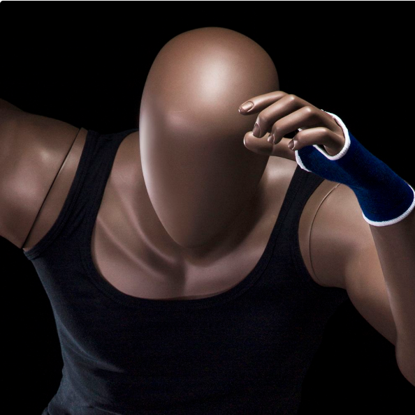 ブラックランニングウェアを着た男性マネキン上半身クローズアップ|疾走ポーズ・腕の動作ディテール