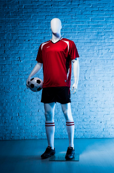 赤いサッカーユニフォームを着た男性マネキン正面ビュー|ブルーベース背景・サッカーボール付き展示例
