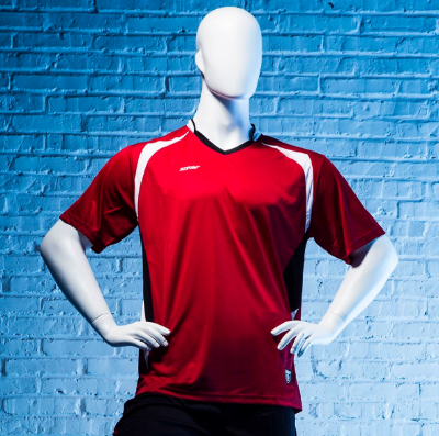 サッカーボールを足元に置いた男性マネキン斜め前ビュー|赤と黒のユニフォーム・青壁背景