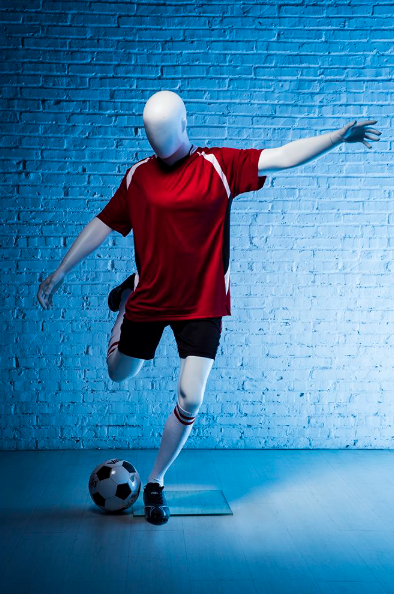 赤いサッカーユニフォームを着用した男性マネキン|ボールを蹴るキックポーズ