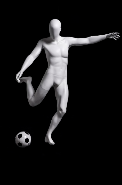 サッカーボールを蹴るポーズの男性マネキン|斜め後ろビュー
