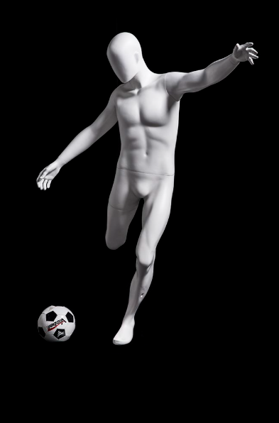 サッカーボールを蹴る動作を再現した男性マネキン|全身正面ビュー