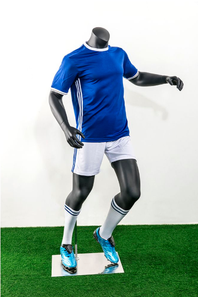 スポーツユニフォームを着用した男性マネキン|ランニングポーズの斜め後ろビュー