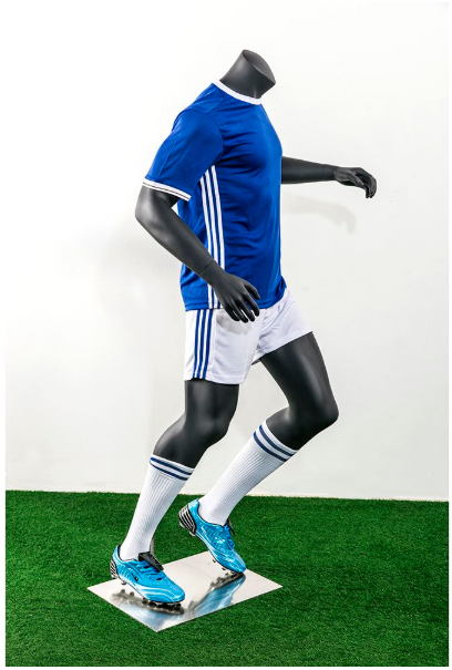 ブルーのサッカーユニフォームを着た男性マネキン|右側面ビュー