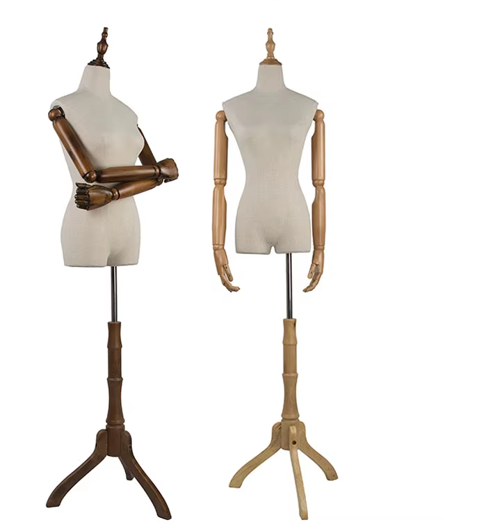 ベージュ布張りの男性トルソーマネキンを使ったディスプレイ例|インテリア要素と組み合わせた店舗演出