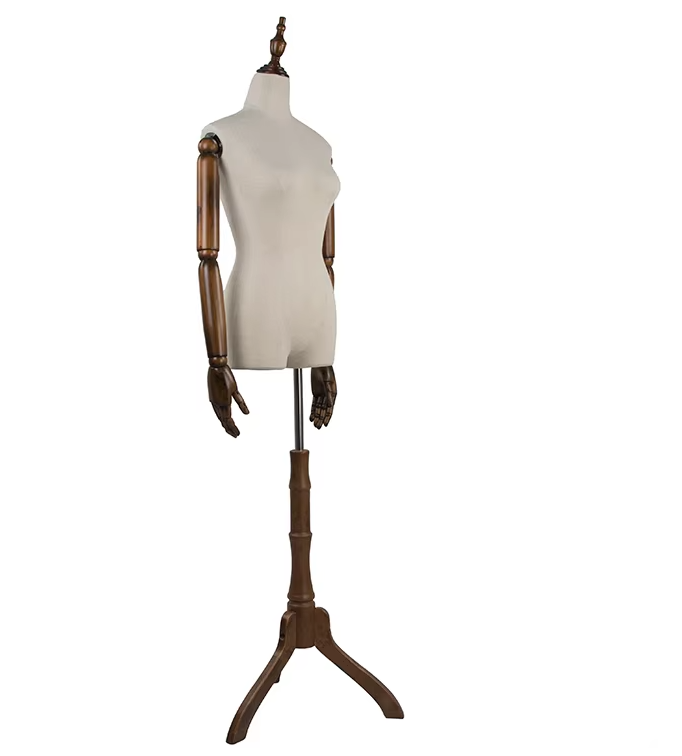 ベージュ布張りのトルソーマネキン|ダークウッド三脚スタンド付きの上半身ディスプレイモデル