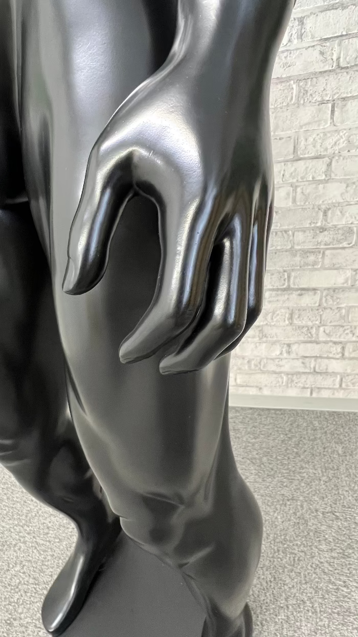 男性マッスルマネキンの手部ディテール|筋肉造形のリアルな質感