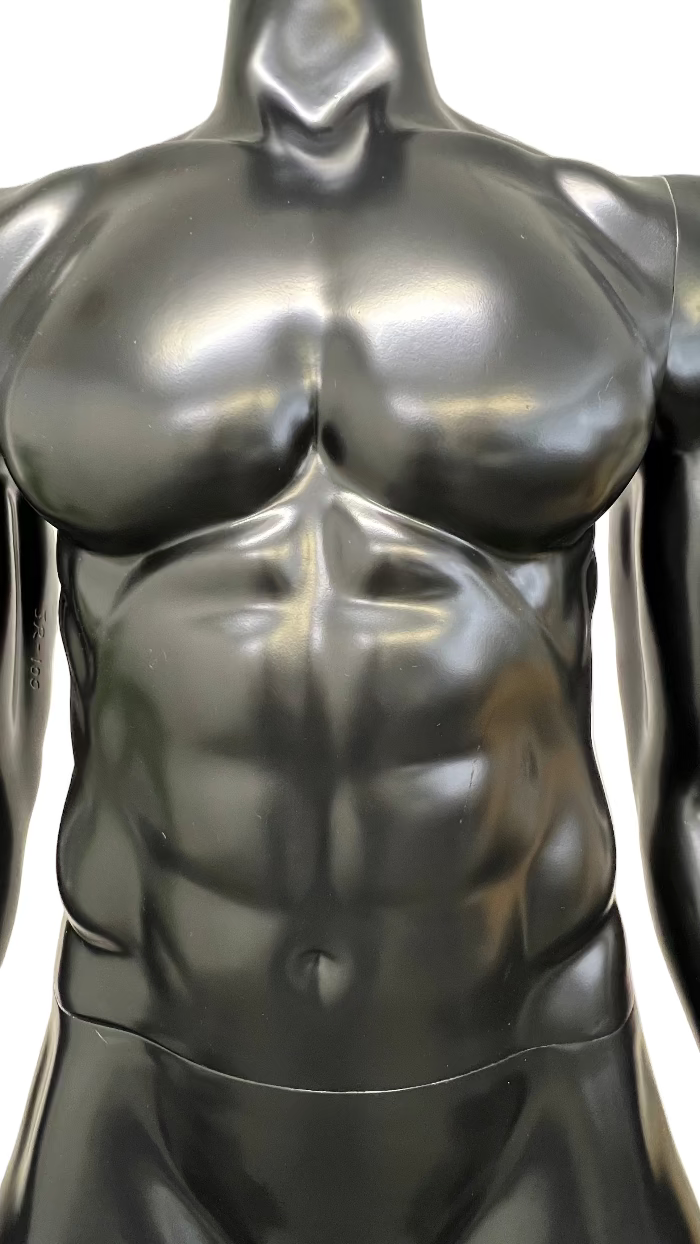 男性マネキンの胸筋と腹筋ディテール|マッスルタイプ展示モデル