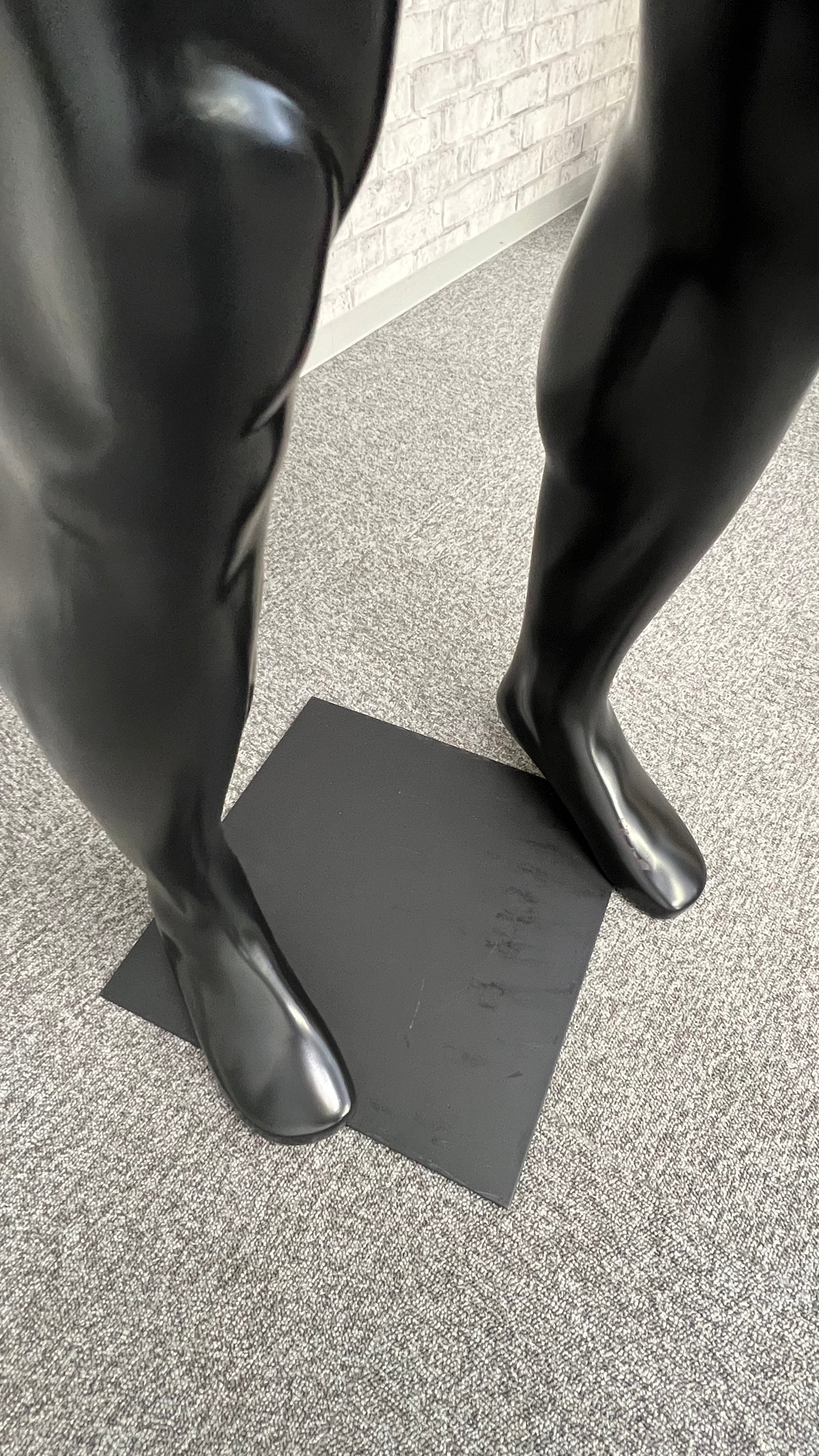 男性マネキンの脚部とスタンドベース部分ディテール|安定展示仕様