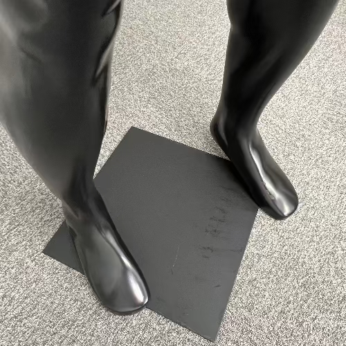 男性マネキンの脚部とスタンドベース部分ディテール|安定展示仕様