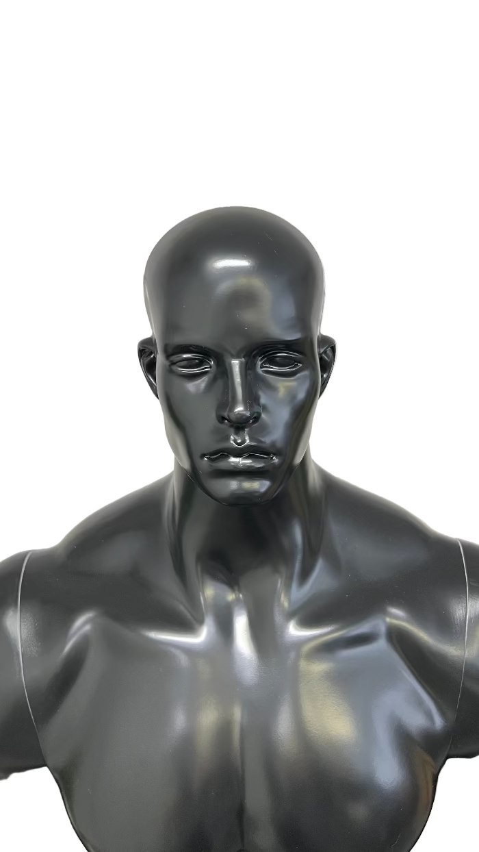 男性マネキンのリアルな表情と筋肉造形|スポーツディスプレイ用