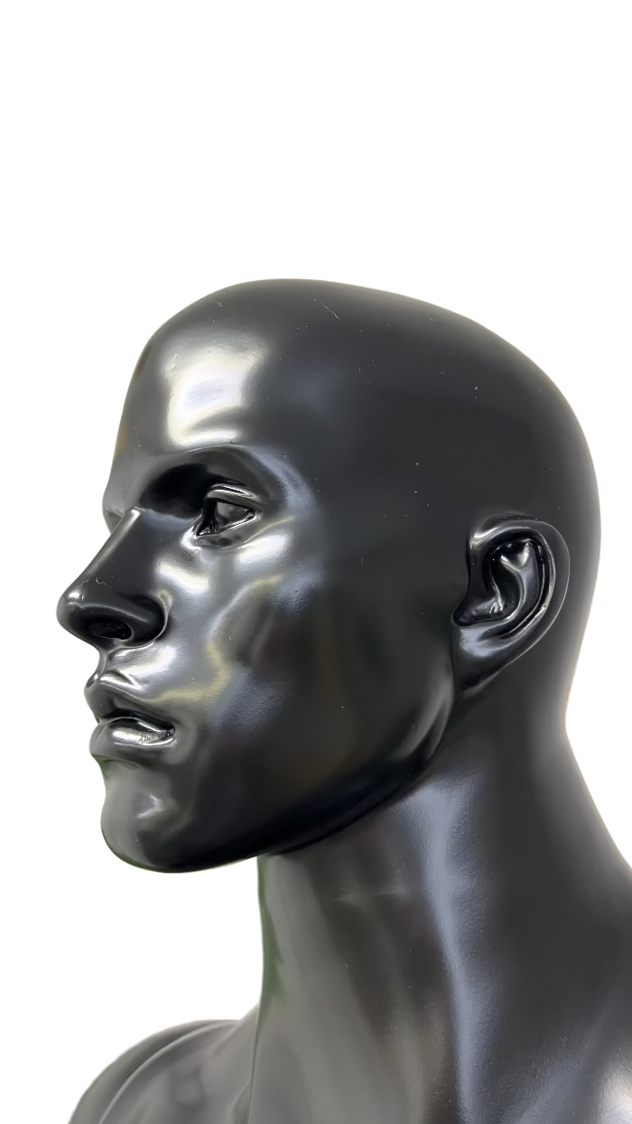 男性マネキンの顔部アップ|リアルな表情と光沢ブラック仕上げ