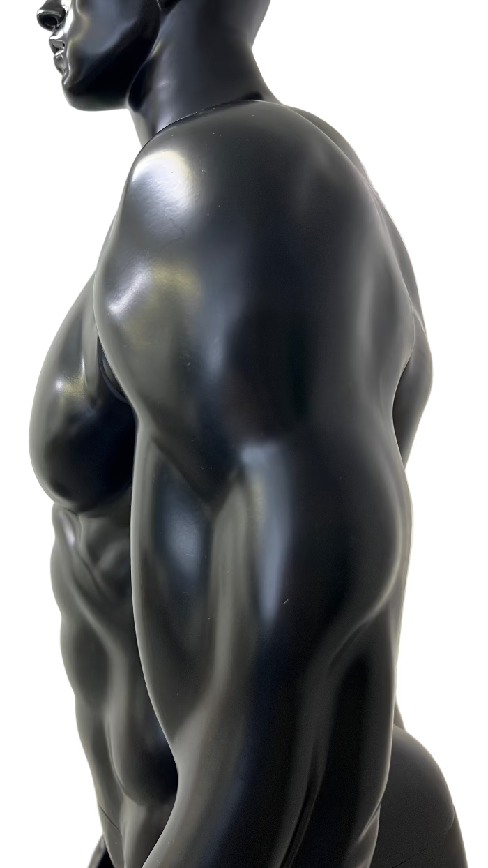 ブラックカラーの男性マッスルマネキン|上半身斜め側面ビュー