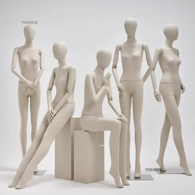 布張り女性マネキンのペア展示例|リネン素材・ナチュラルカラー・立ちポーズ