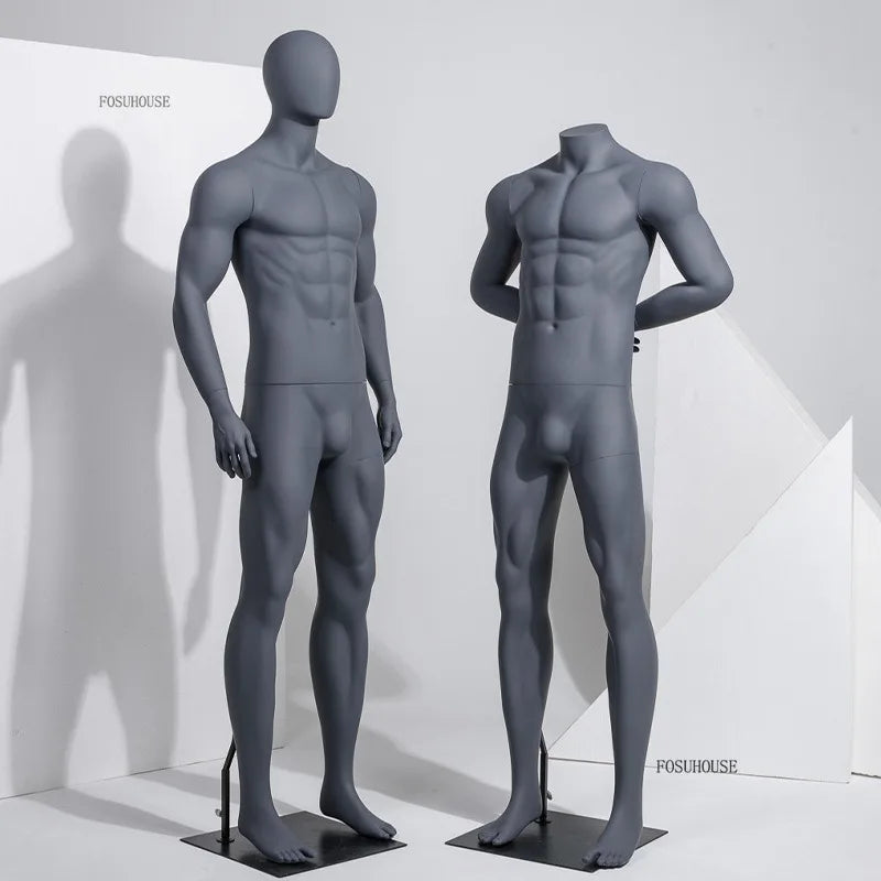 男性マネキンの斜め後ろビュー|スタンダードポーズの展示例