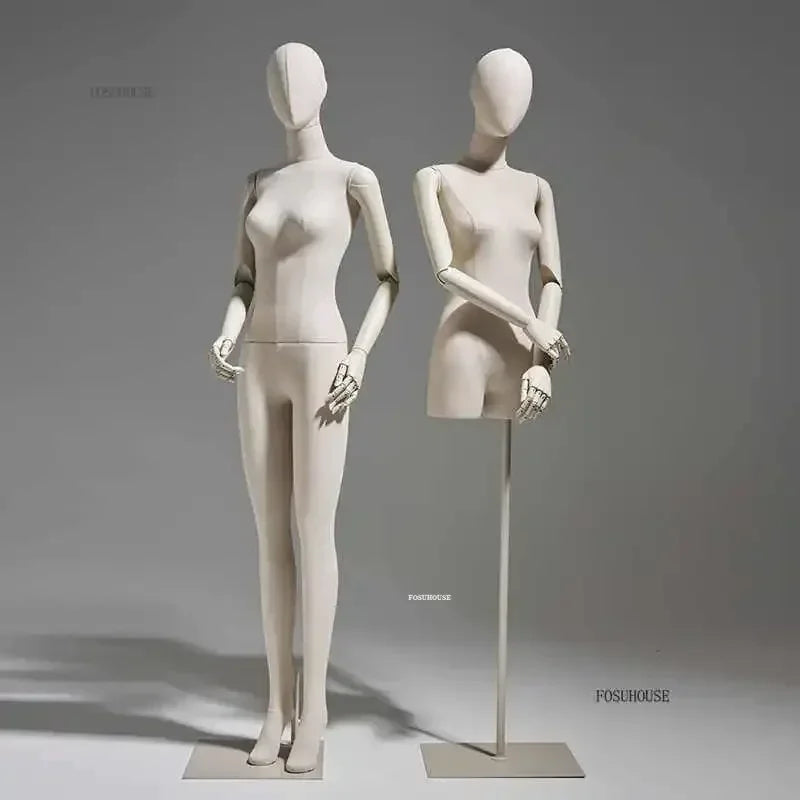 リネン布張りと木製腕の女性マネキン2体展示例|ナチュラルベージュカラー・全身ポーズと上半身トルソー