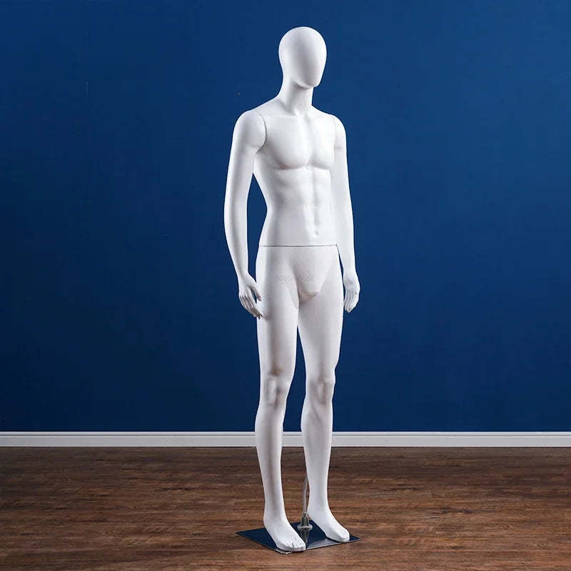 ホワイトカラーの男性マネキン全身正面ビュー|青背景・スタンダードポーズ展示