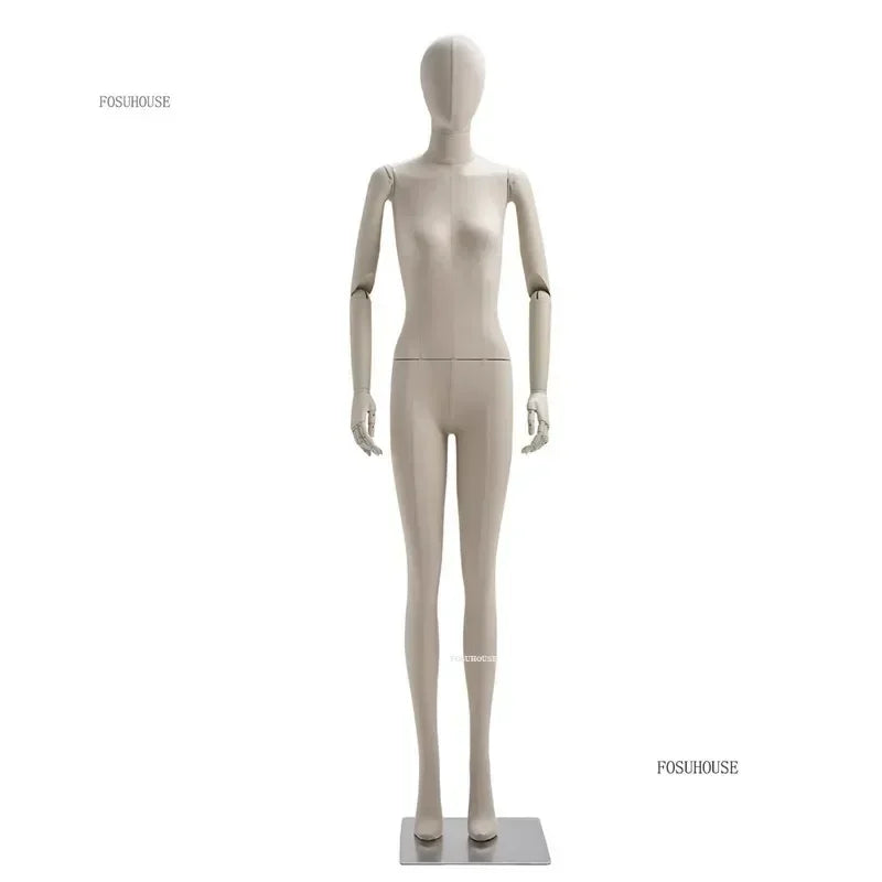 布張り女性マネキンのペア展示例|リネン素材・ナチュラルカラー・立ちポーズ