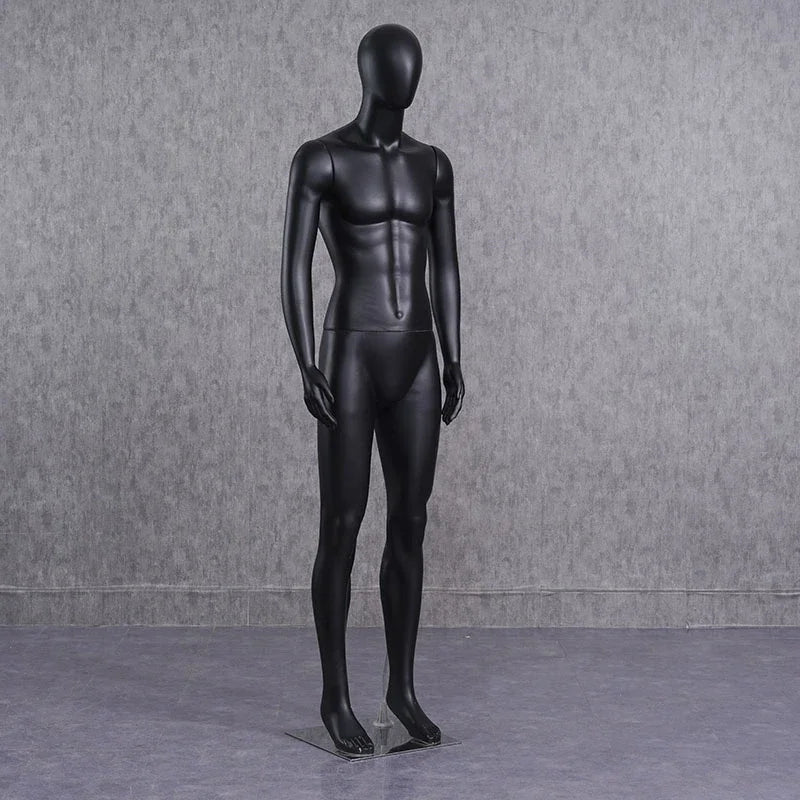 ブラックカラーの男性マネキン全身正面ビュー|灰色背景・スタンダード展示モデル