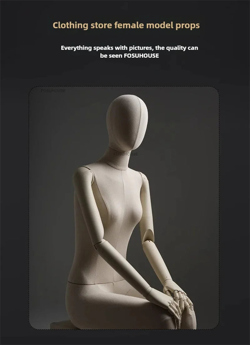 リネン布張りと木製腕の女性マネキン上半身ディテール|ナチュラルベージュカラー・座りポーズの展示モデル