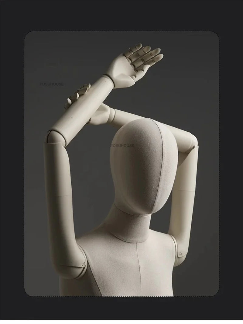 リネン布張りと木製腕の女性マネキン上半身ディテール|ナチュラルベージュカラー・両手を上げたポーズ