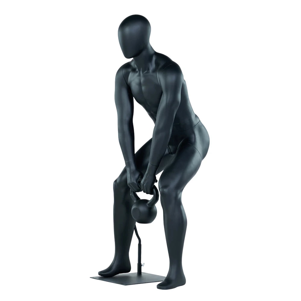 ケトルベルを持つ男性マネキン|デッドリフトポーズ・斜め前ビュー