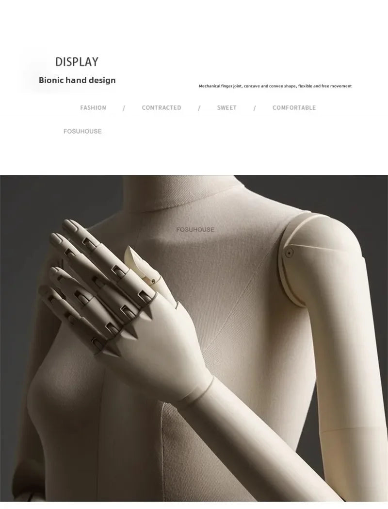 リネン布張りと木製腕の女性マネキン上半身ディテール|ナチュラルベージュカラー・手部と関節の造形クローズアップ