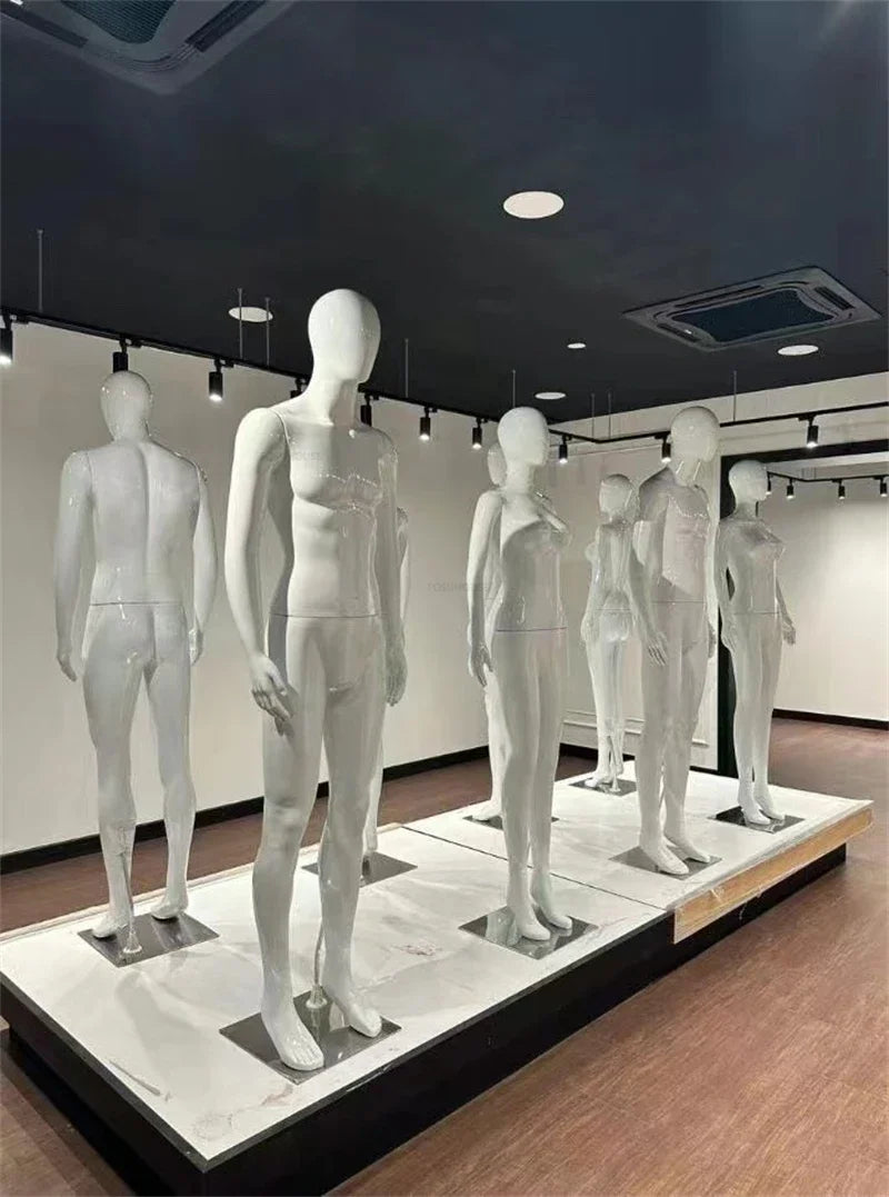 ホワイトマネキンの店舗展示例|複数体ディスプレイ・ファッションショーケース