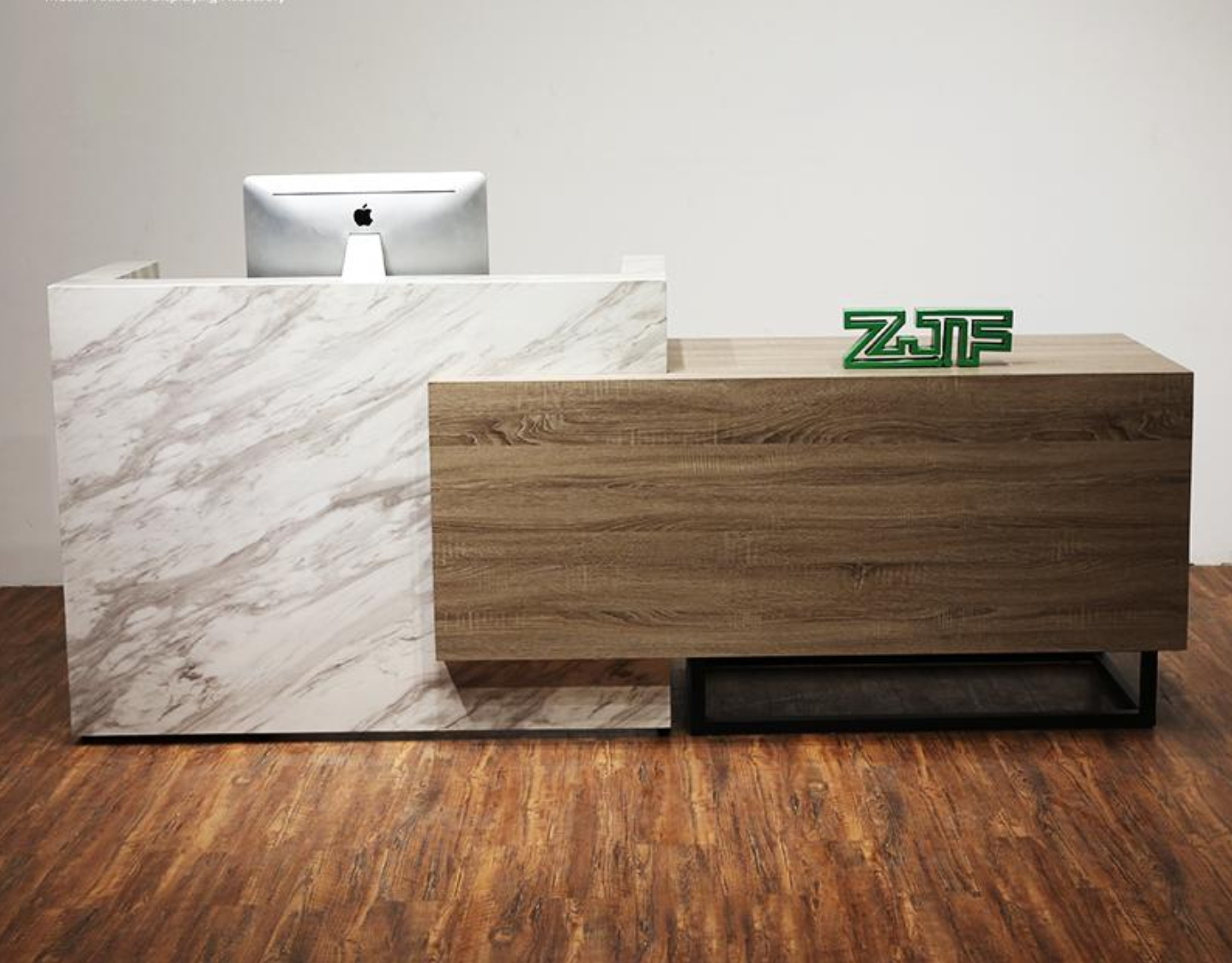 大理石と木材の組み合わせ | モダンな受付カウンター