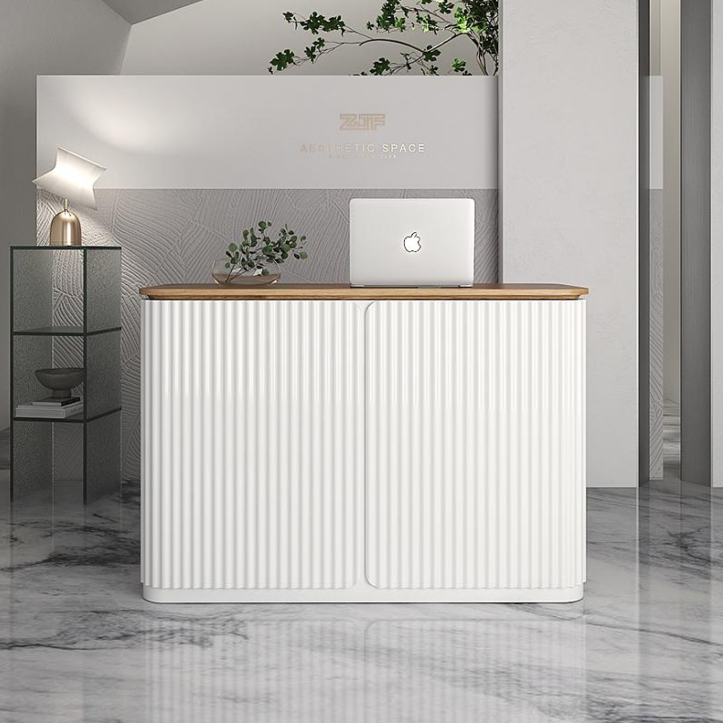 木製天板とホワイトパネルの受付デスク | モダンなフロントカウンター