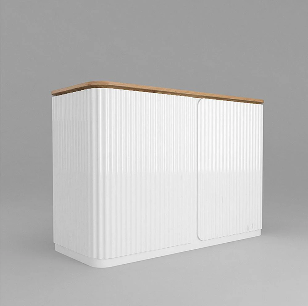 木製天板とホワイトパネルの受付デスク | モダンなフロントカウンター