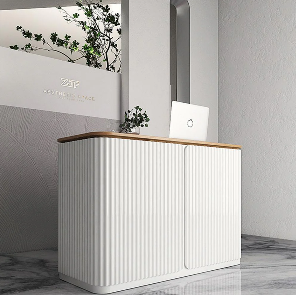 木製天板とホワイトパネルの受付デスク | モダンなフロントカウンター