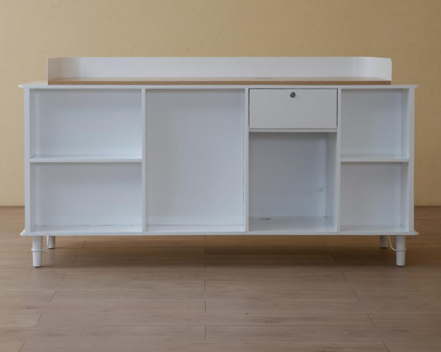 ミニマルデザインの受付カウンター | 穏やかな石の装飾