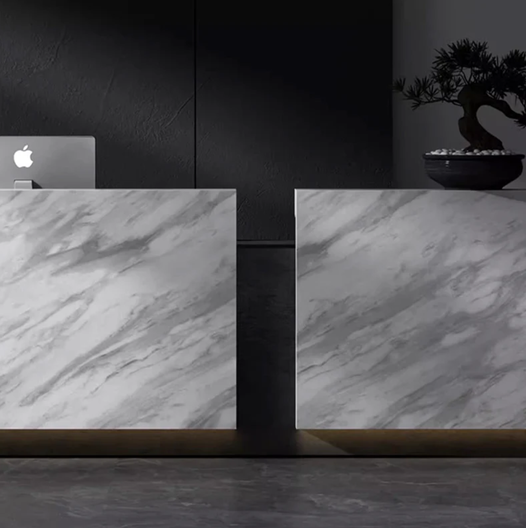 高級感のある大理石受付カウンター | モダンなレセプションデスク