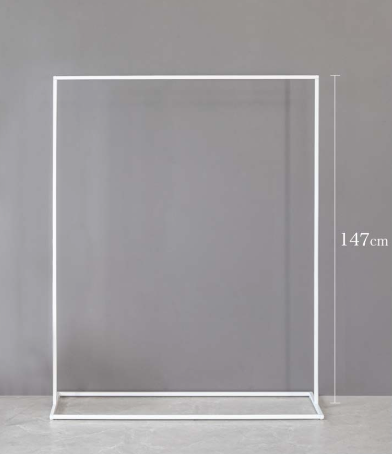 モダンデザインのアイアンハンガーラック | ブラック&ホワイト