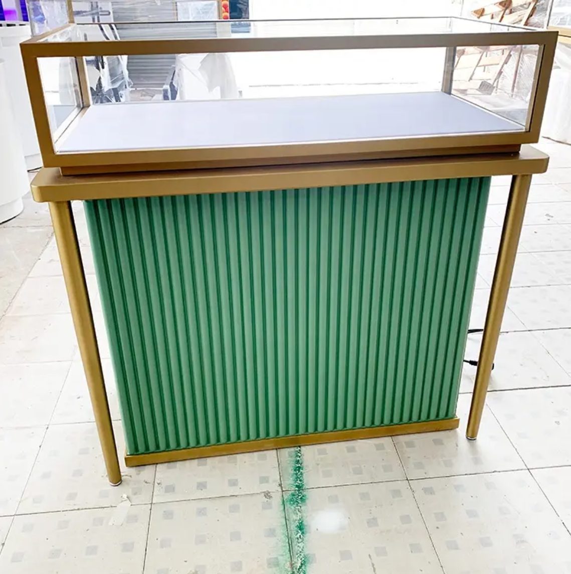 ジュエリーディスプレイケース | 鍵付き収納付きショーケース