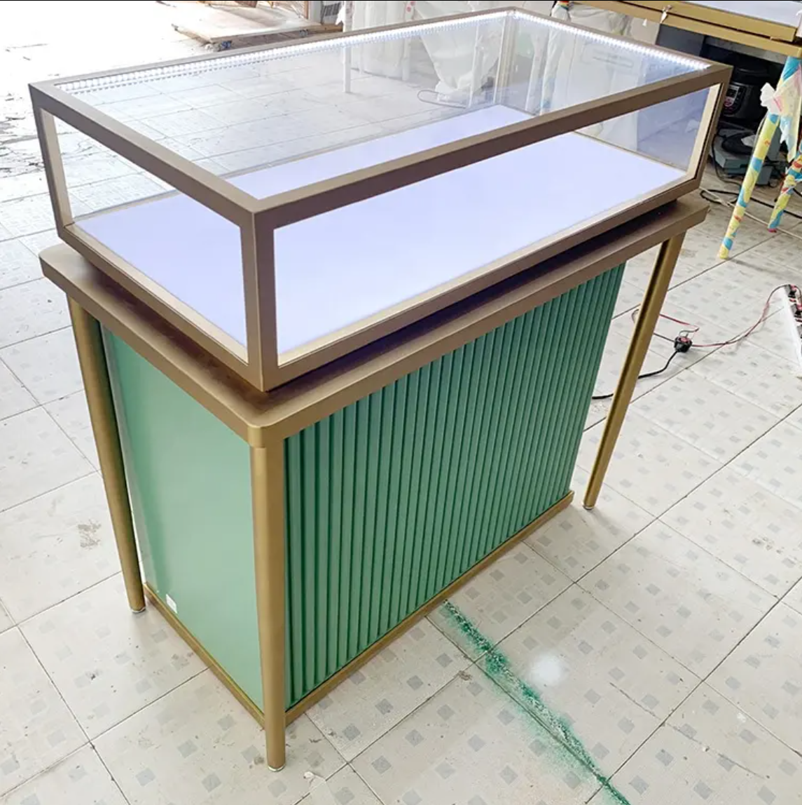 ジュエリーディスプレイケース | 鍵付き収納付きショーケース